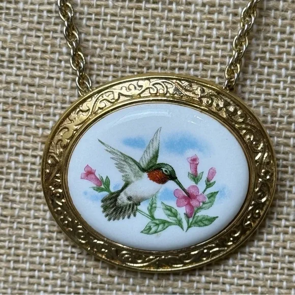 Vintage Avon ‘Summer Song The Hummingbird’ Pin/Pendant With Chain Gold Tone 18” - Picture 1 of 4